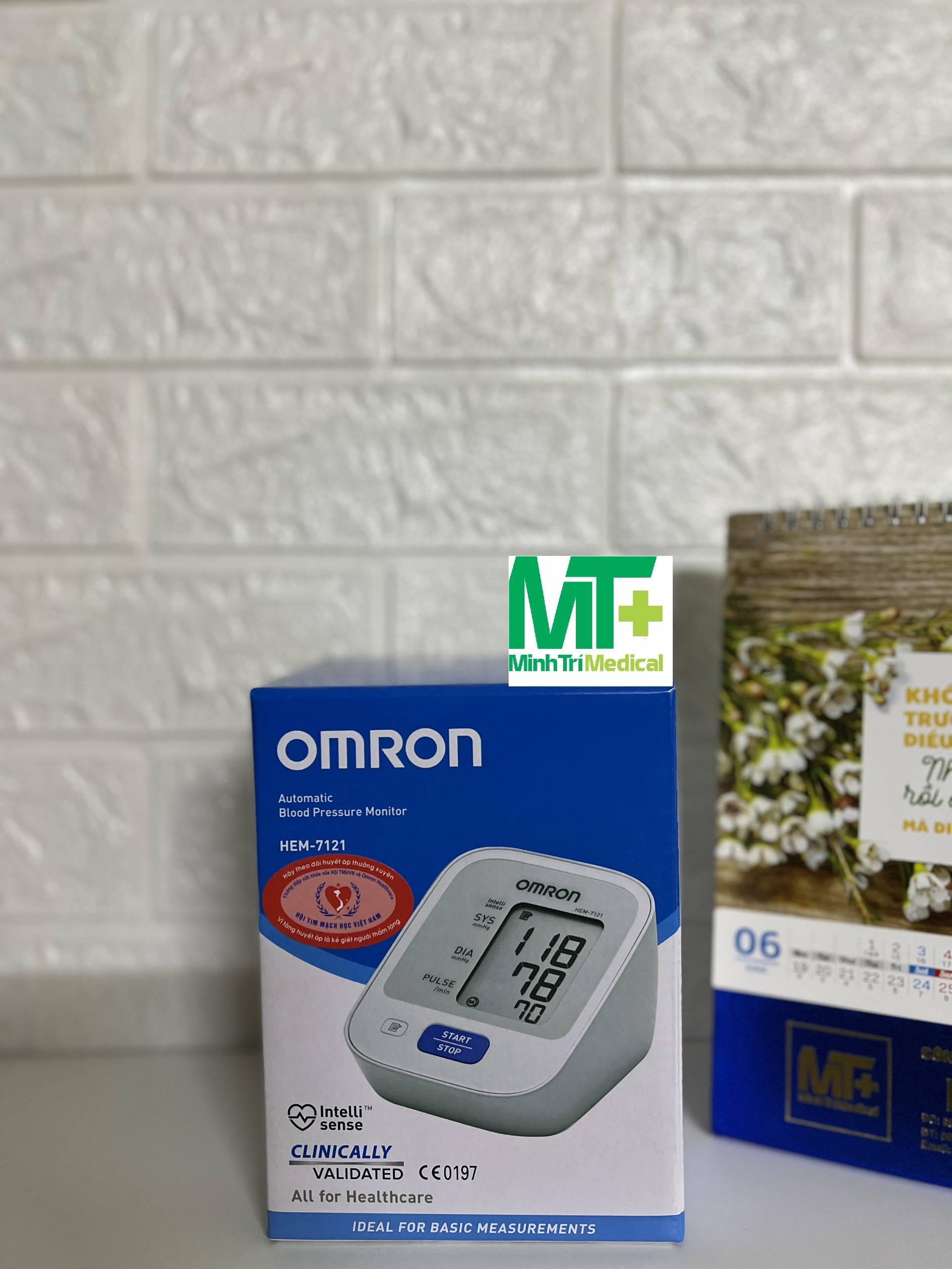 Máy đo huyết áp bắp tay Omron HEM - 7121